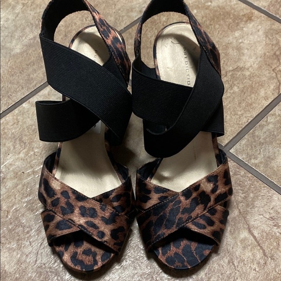 Predictions Size 6W Brown and Black Leopard Print Wedges - Picture 2 of 11